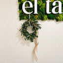 Corona de Navidad natural de eucalipto sobre pared vegetal, La Plantisserie Gràcia (Barcelona)