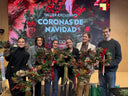 Grupo creando coronas de Navidad en el taller de La Plantisserie en Gràcia, Barcelona