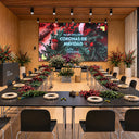 Montaje de una corona de Navidad con materiales naturales en el taller de plantas de Barcelona